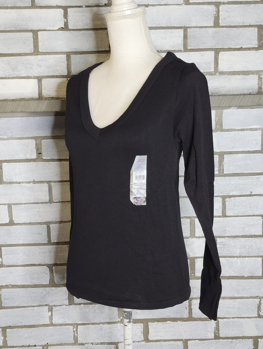 • No Boundaries Junior's V-Neck Seamless Long-sleeve Tee Size XL (15-17) Black